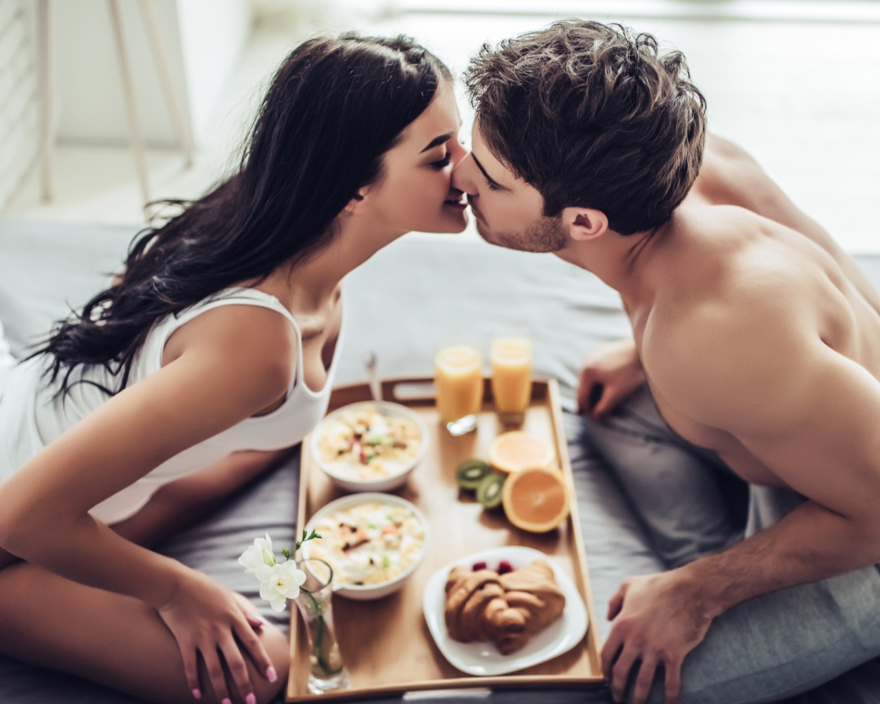 Молодые подружки отблагодарили друга групповым сексом за романтический завтрак в постель