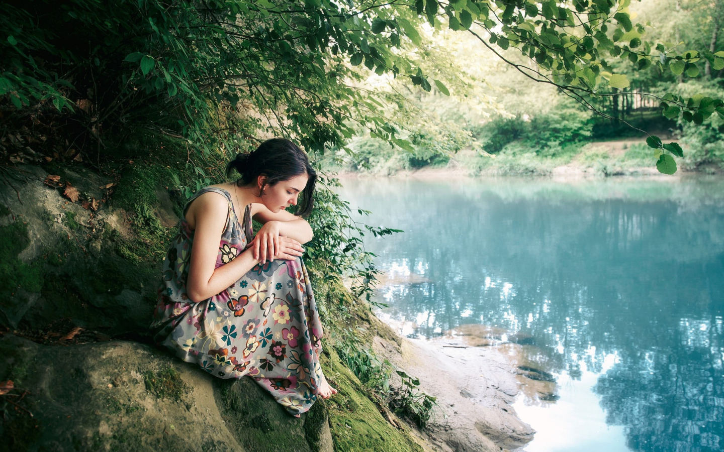 Девушка оголяется возле ручья