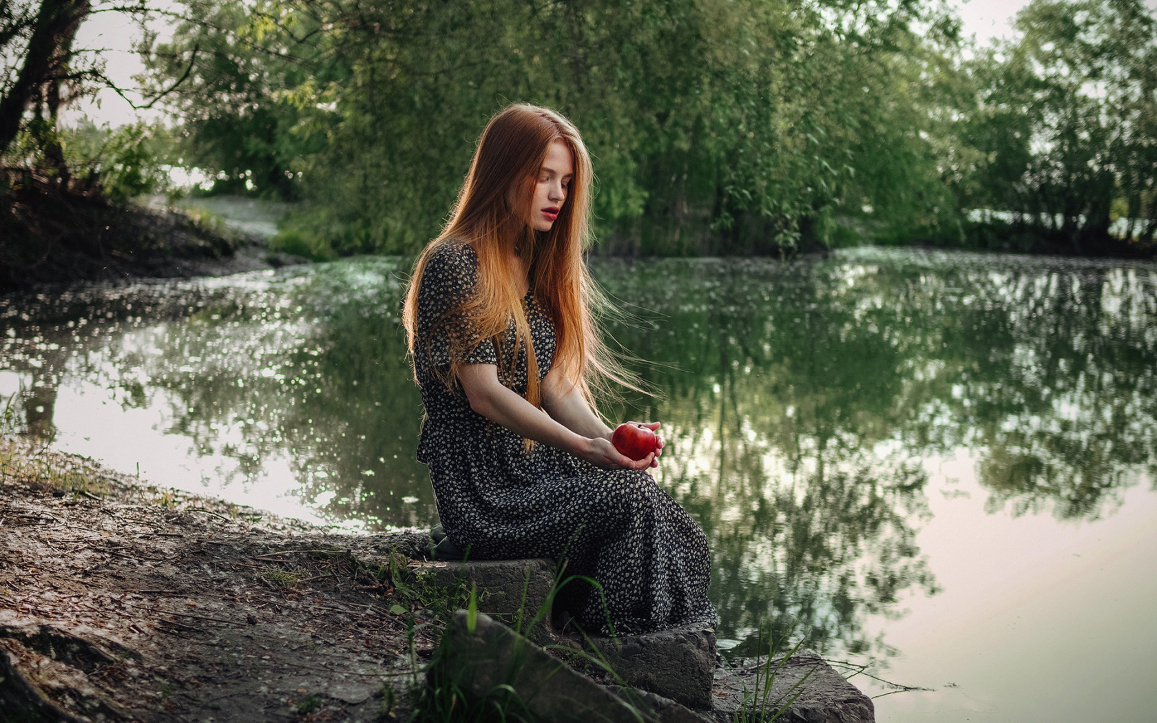 Деревенская девка светит пельменем возле реки