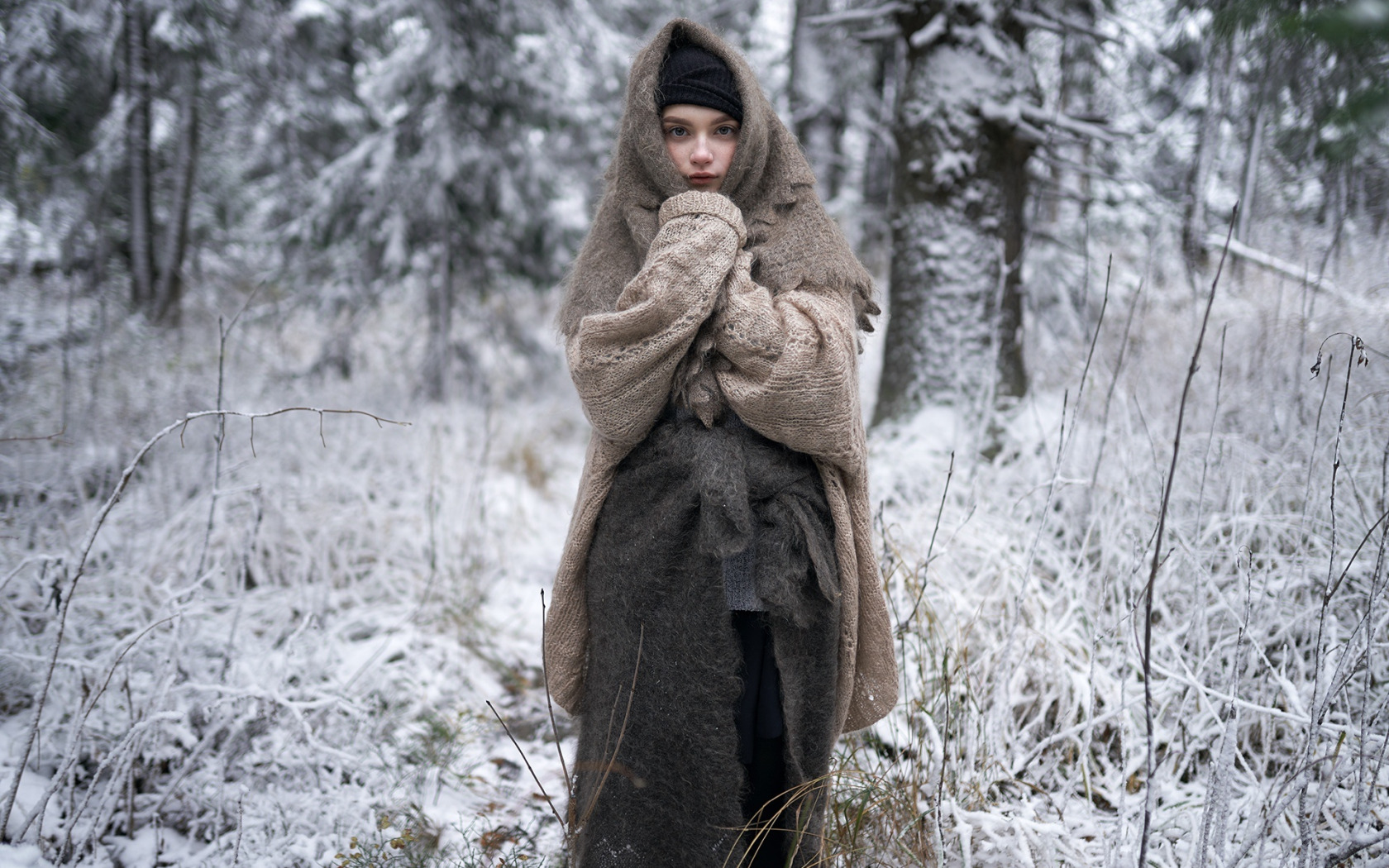 Жительница деревни обнажается в поле зимой
