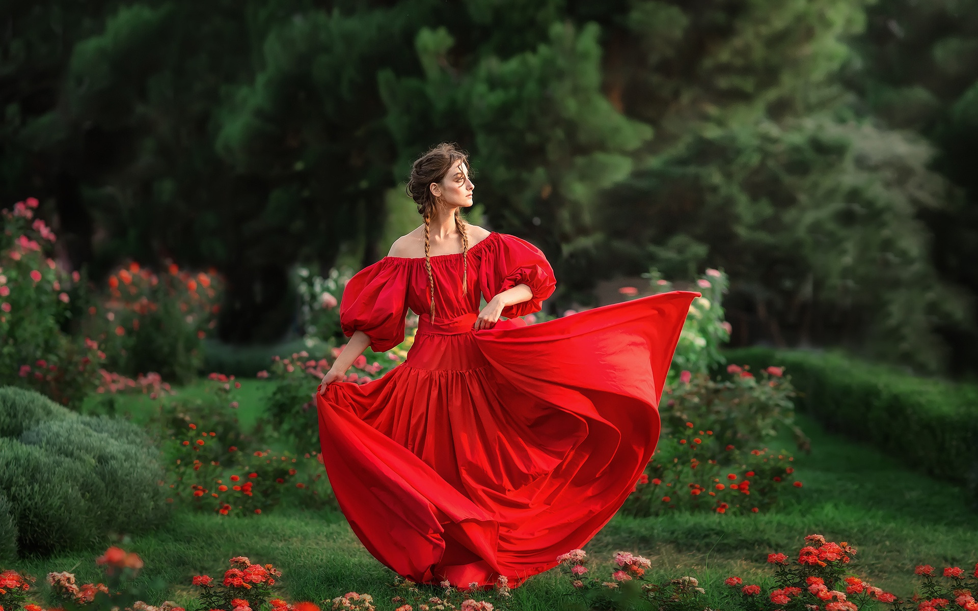 Девочка В Красном Платье Поет