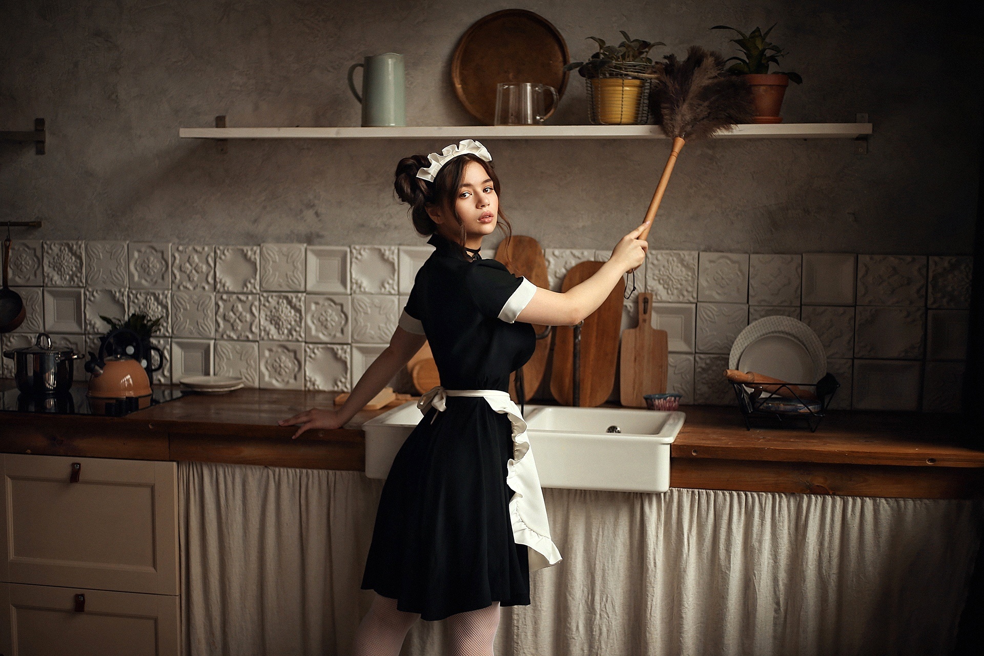 Худая служанка с маленькой грудью сосет ствол хозяина дома на кухне при жене