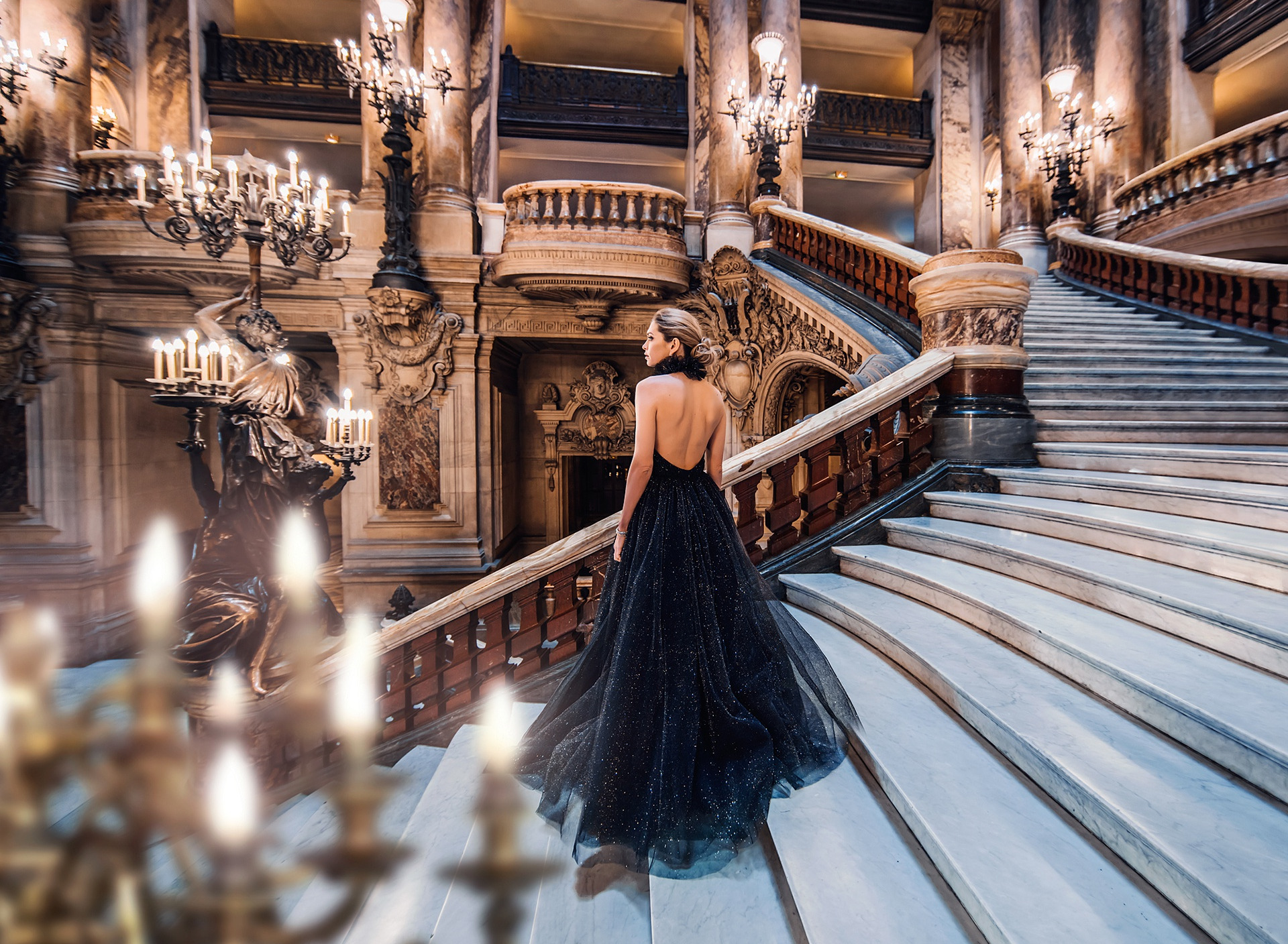 Фото На Лестнице Девушки В Платье