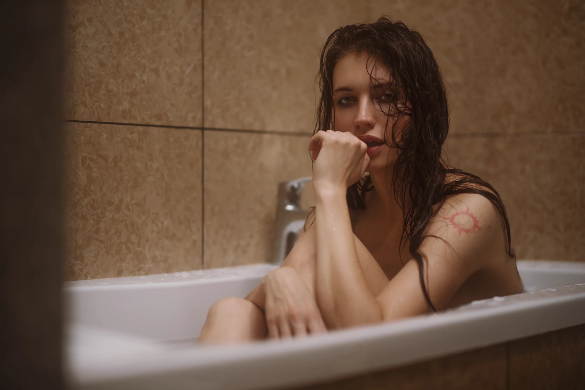 Сексуальная девушка с красивой грудью моется в ванной