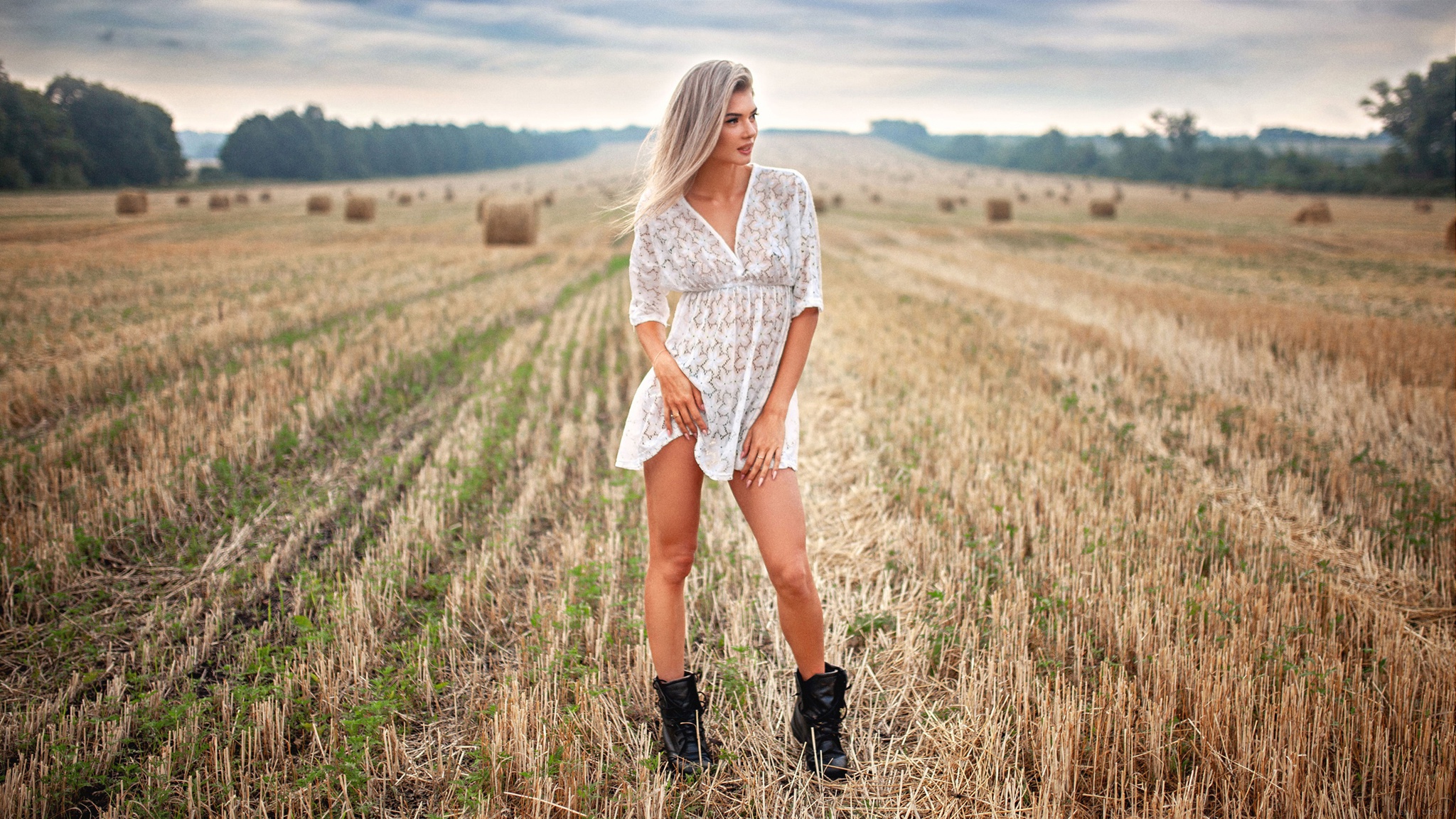 Блондинка оголенная в пшеничном поле с косичками на голове