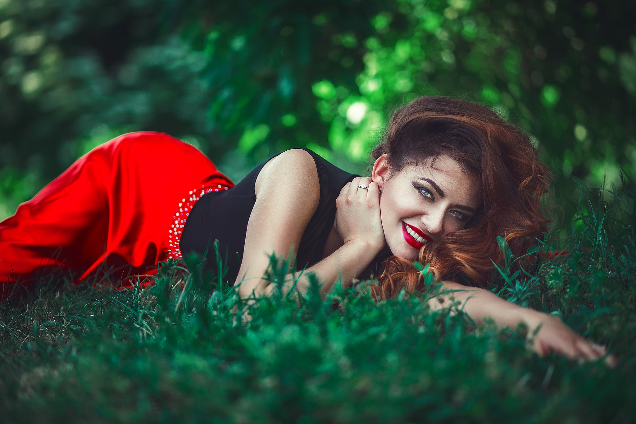 Красивая рыжая кудряшка в лесу на пикнике наслаждается дрочкой