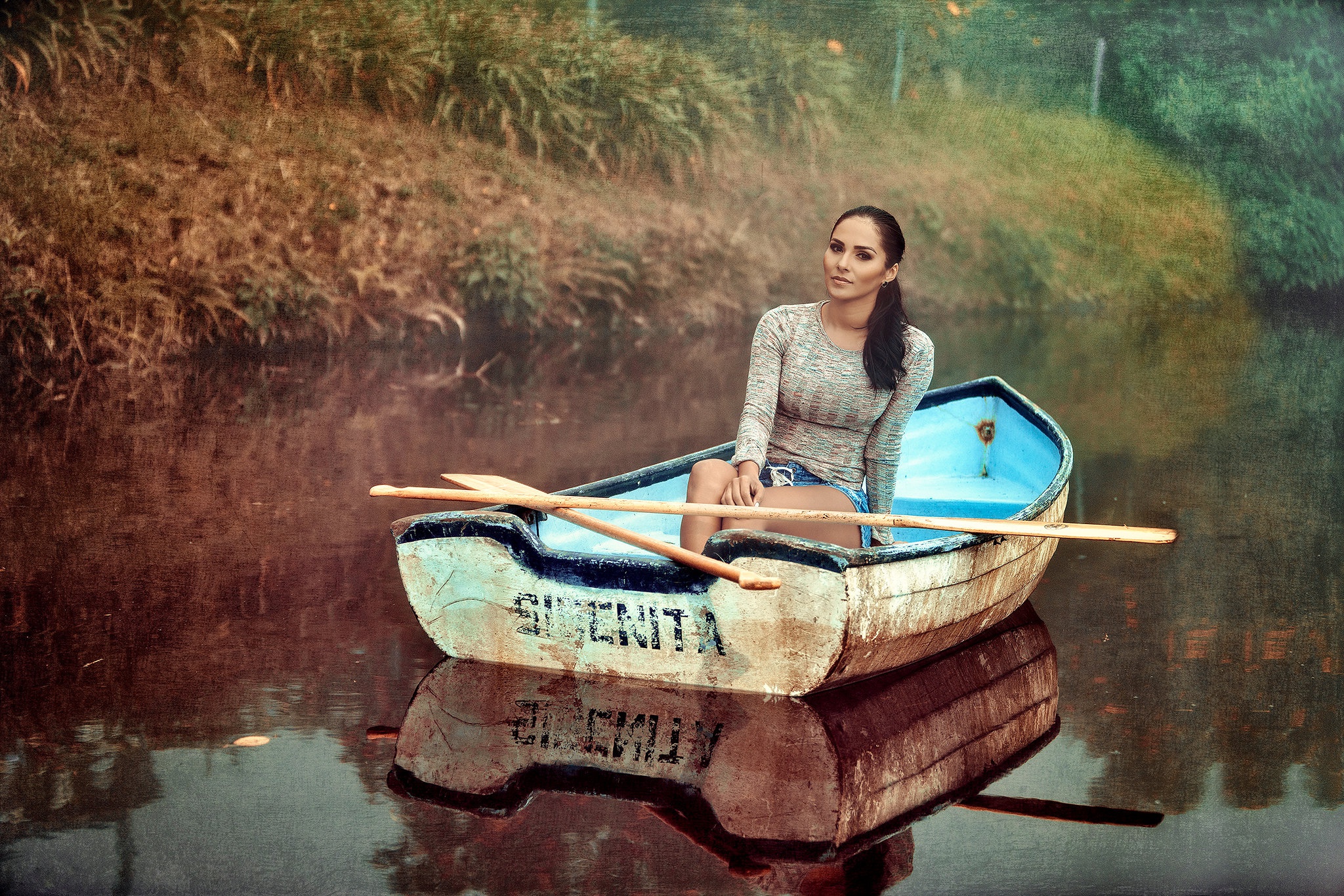 Жена сидя в лодке показывает сиськи фото