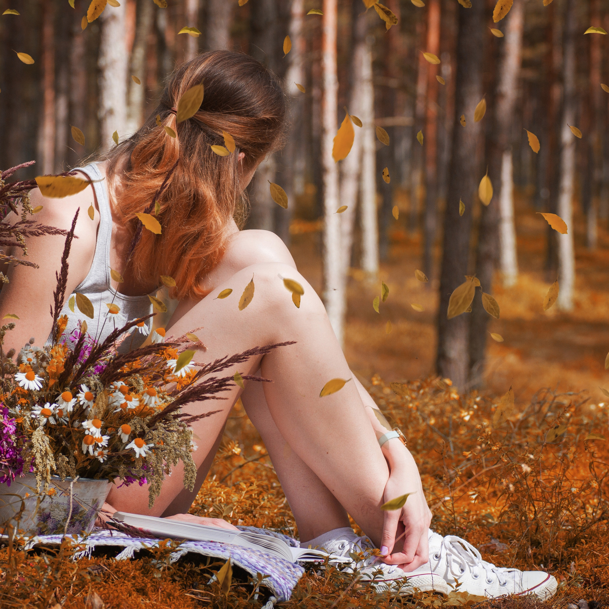 Фото девушки оголившей сиськи в лесу