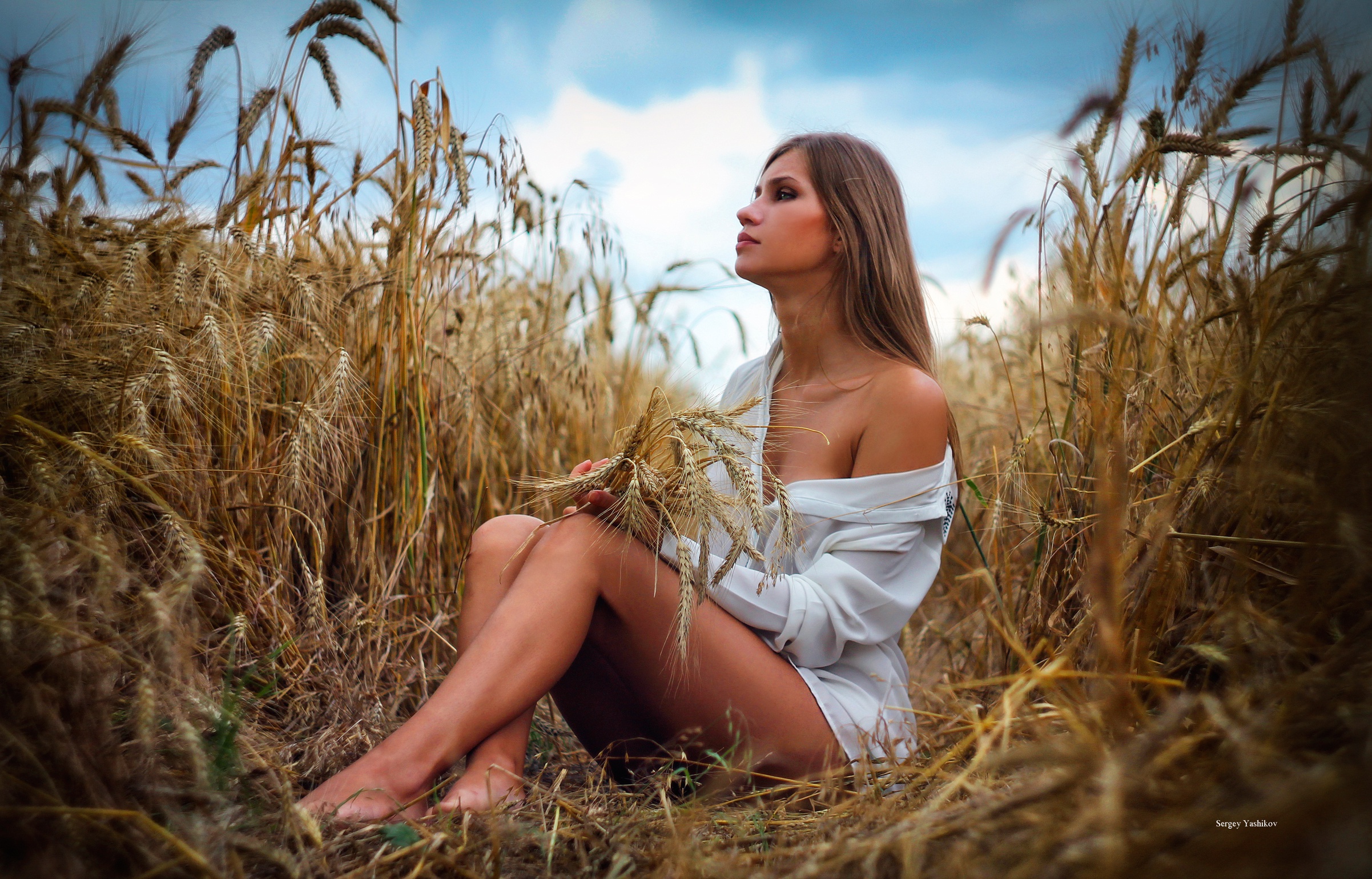 Девка задрала ногу на пшеничном поле показав влагалище