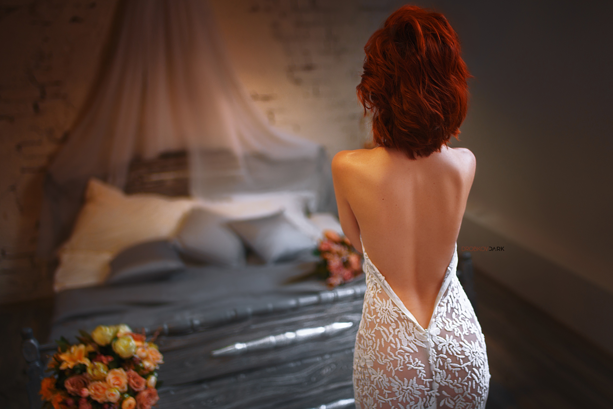 Снимая платье красотка показывала сексуальное тело