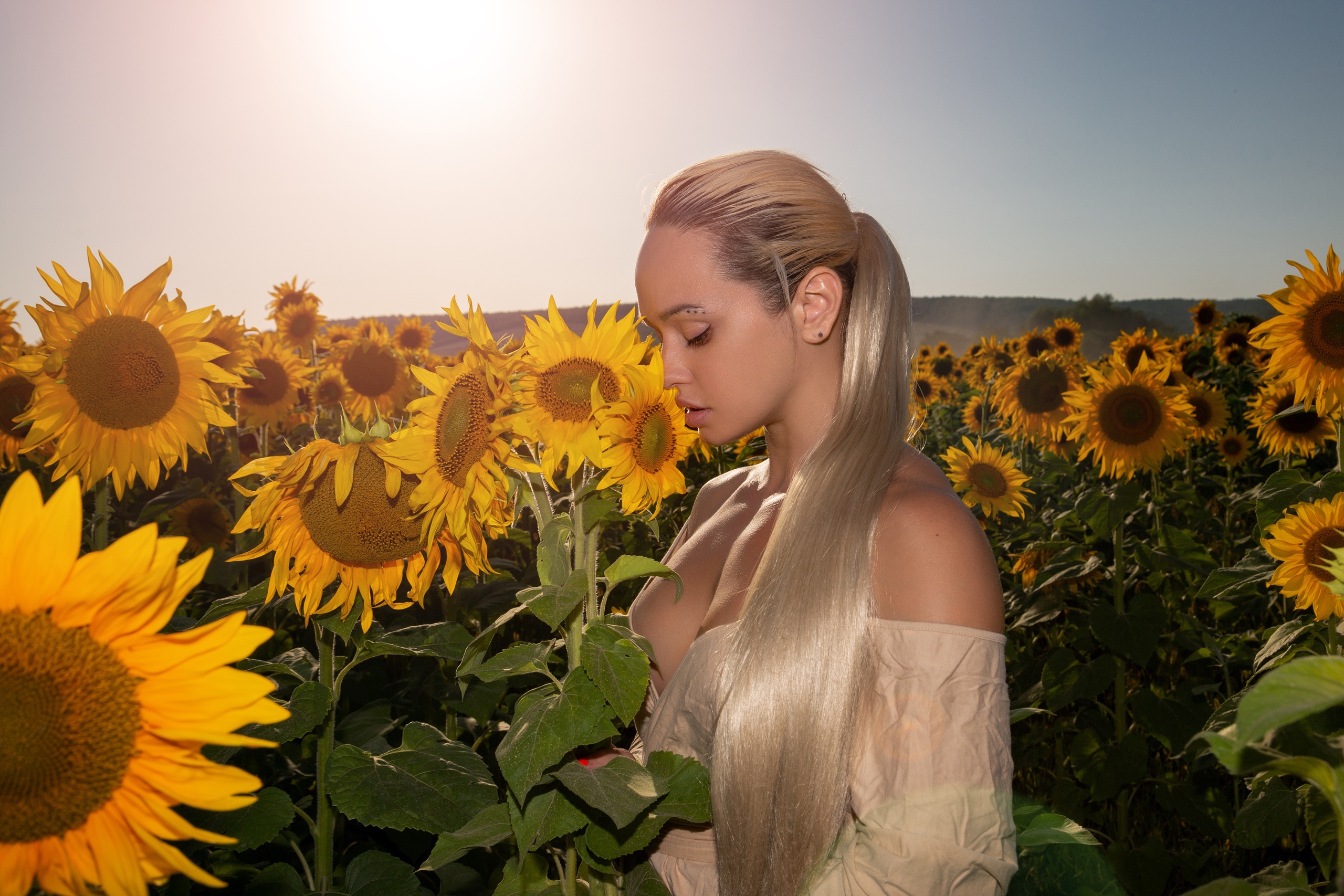 Молодая блондинка из деревни разделась в поле с подсолнухами