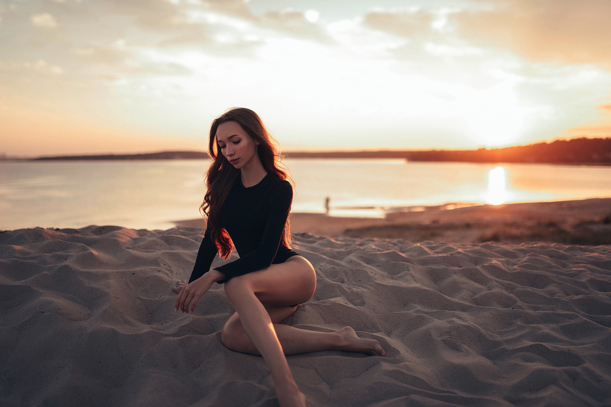 Красивая девушка позирует на песке