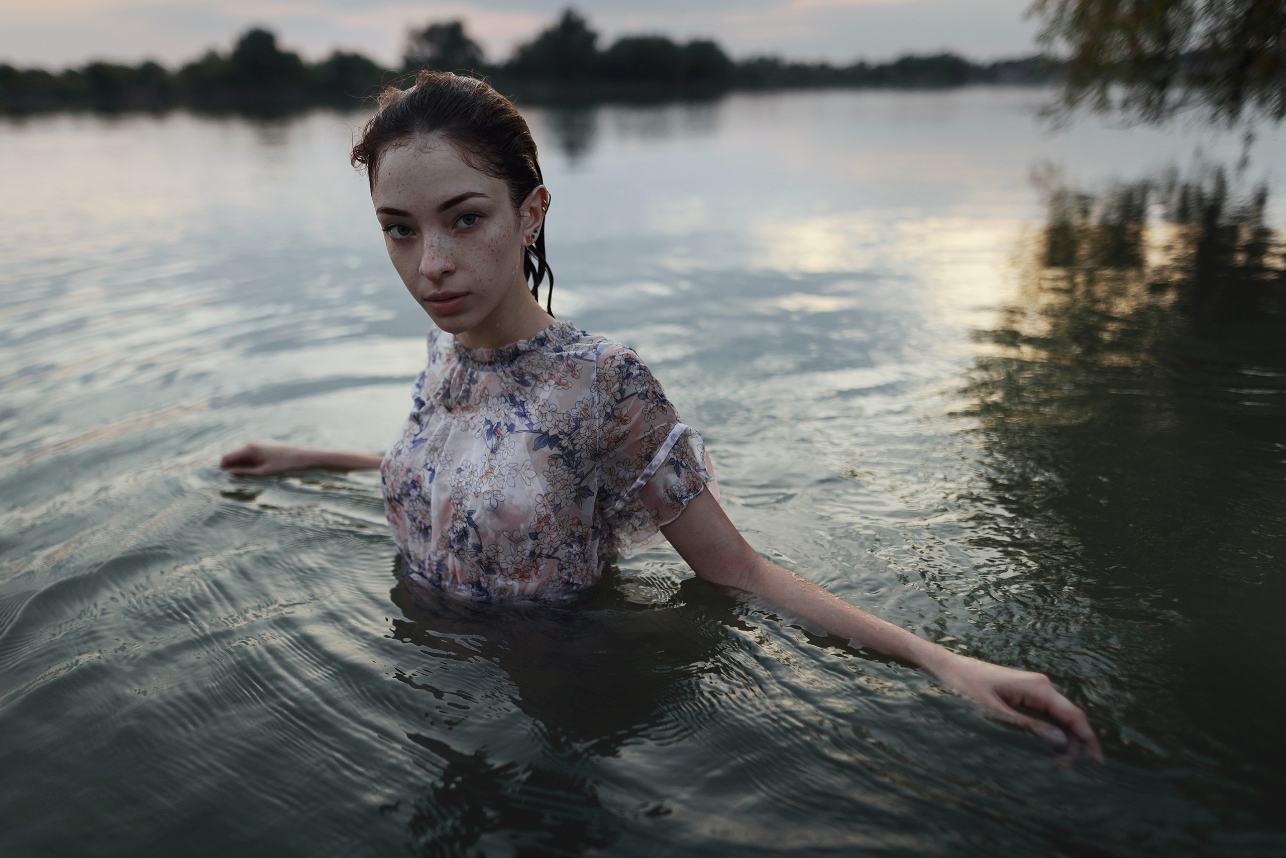 Девица с плоской грудью голая в речке