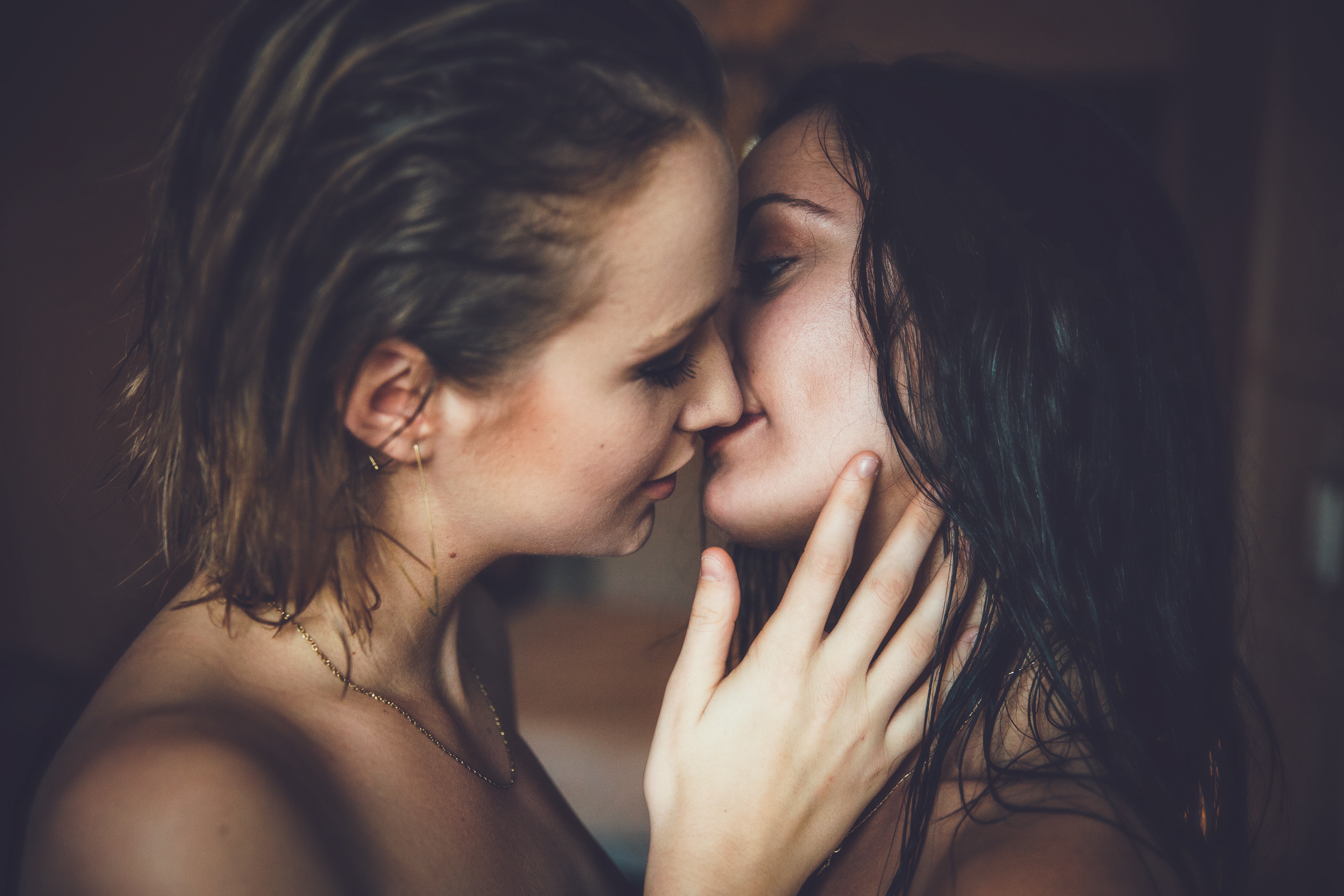 Лили Картер с подругой занимаются лесбийским сексом у стены