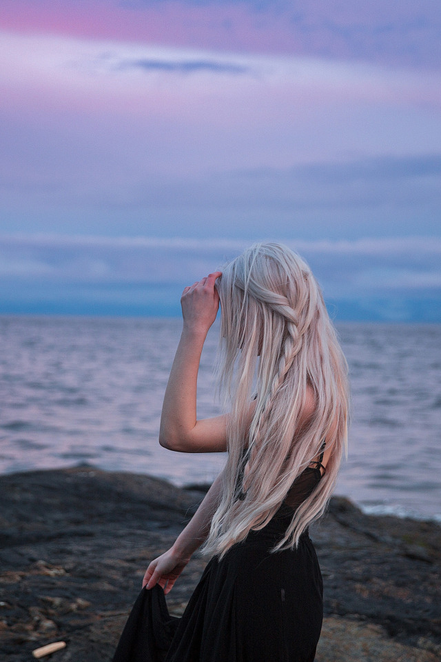 Девушка с длинными волосами на море