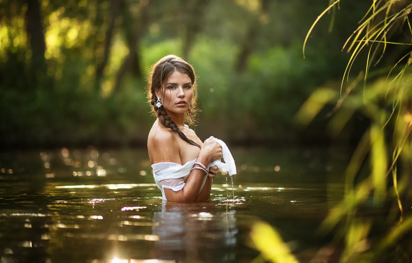 Прелестная милашка купается в озере в прозрачном платье