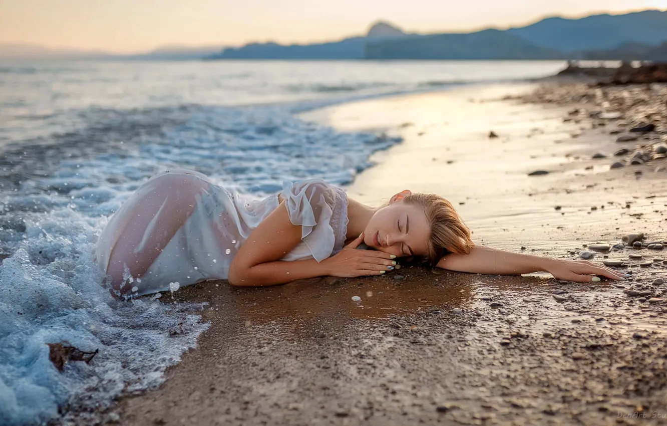 Голая девушка на пляже у моря 