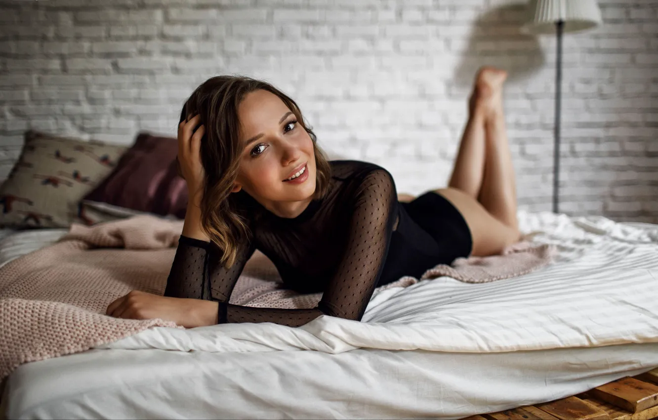 23 летняя нимфа показывает письку лежа на кровати