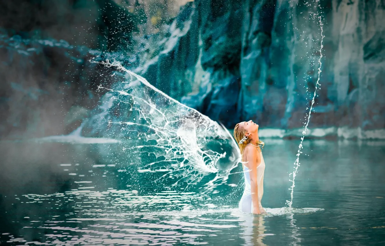 Эротические снимки потрясающей блондинки в озере
