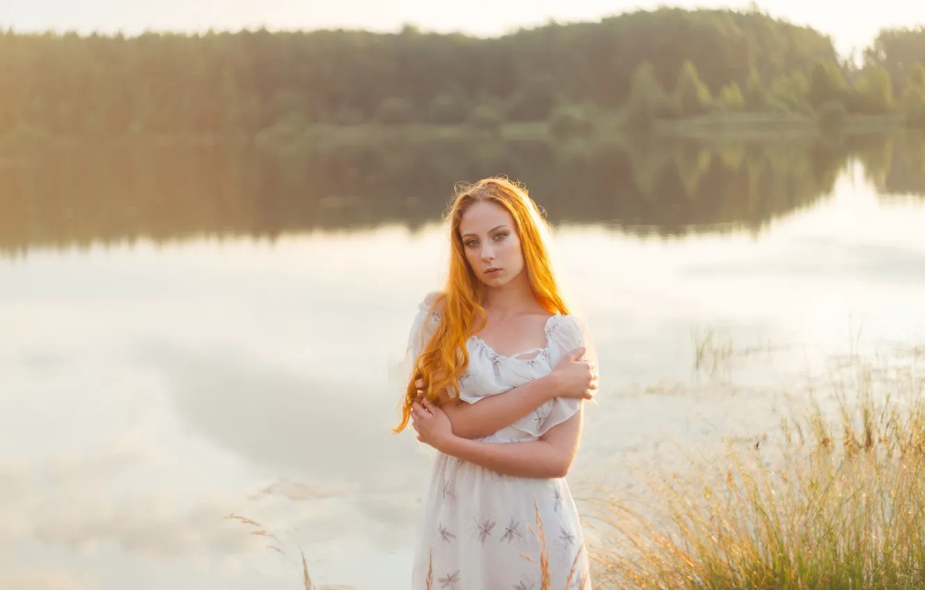 Рыжая голая девушка на озере фото