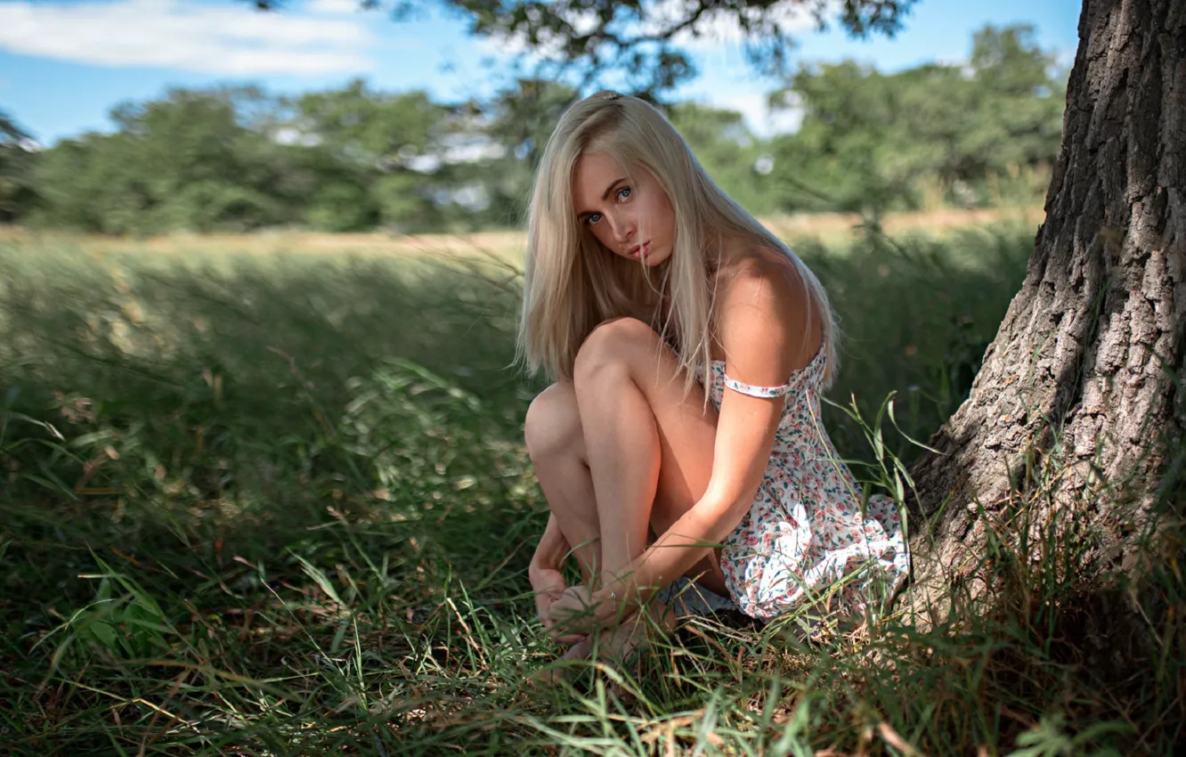 Блондиночка позирует на природе - 14 фото