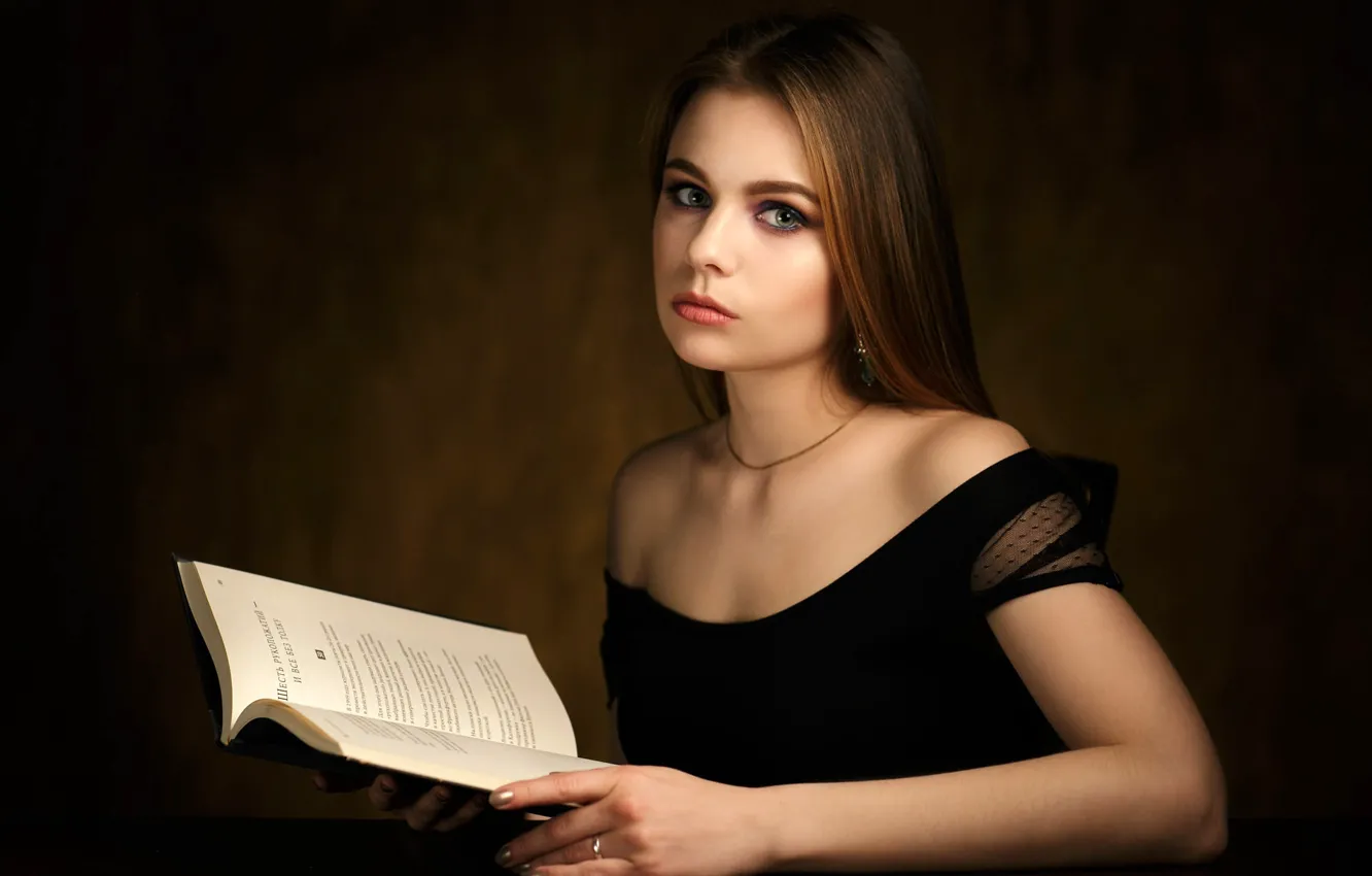 Женщина в чёрном белье читает книгу фото