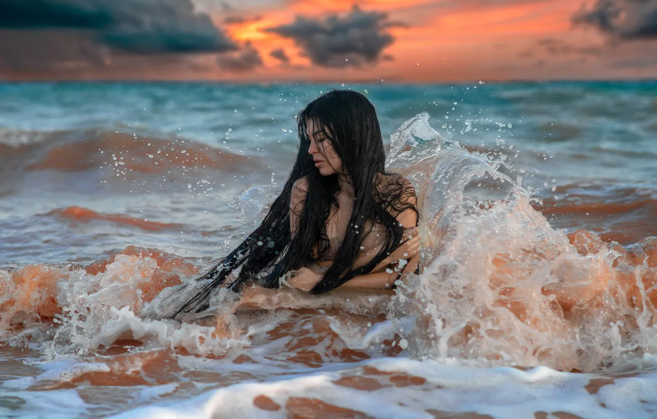 Красивая девушка с бусами купается голая на море
