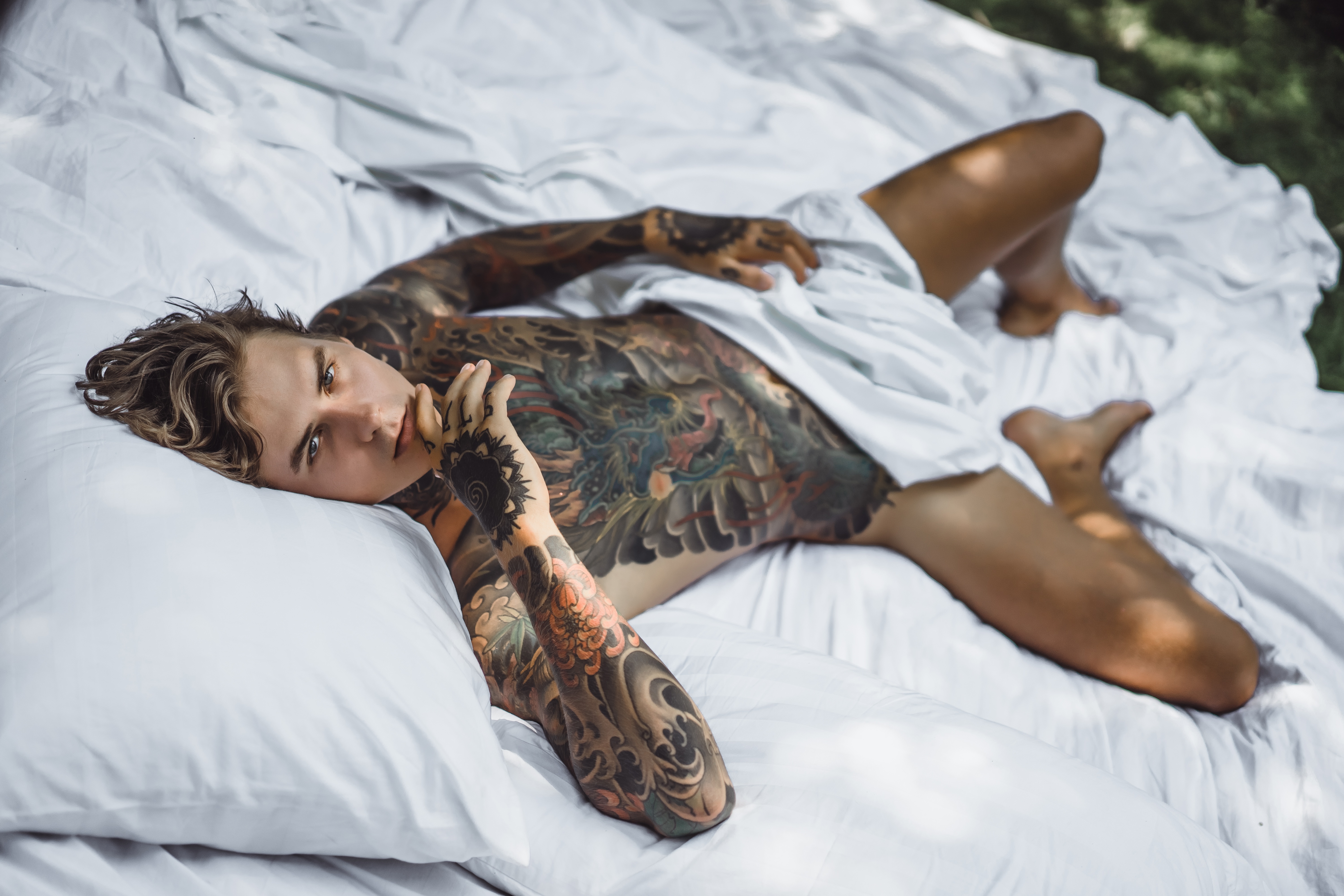 В отсутствии мужа молодая Алекс Грей кувыркается в постели со зрелым негром с тату