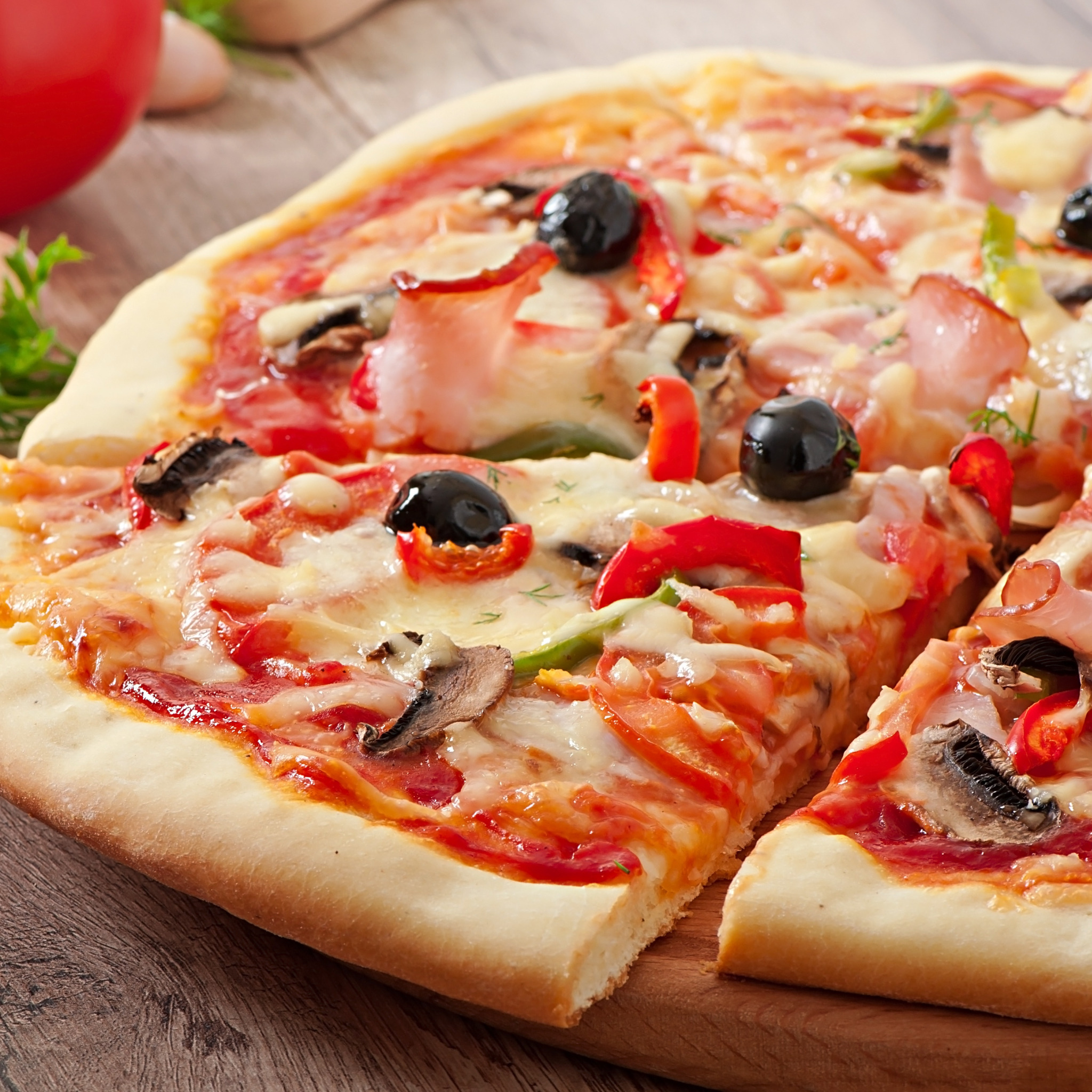 фото пиццы в домашних условиях в духовке с фото с колбасой и сыром и помидорами фото 56