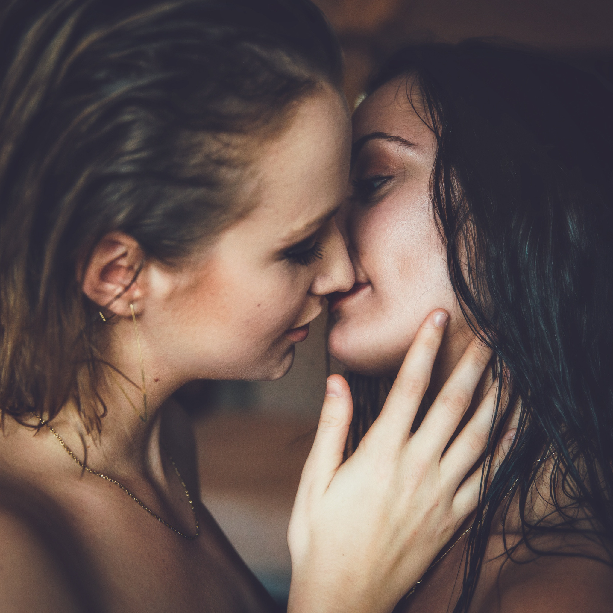 Нежный поцелуй двух девушек