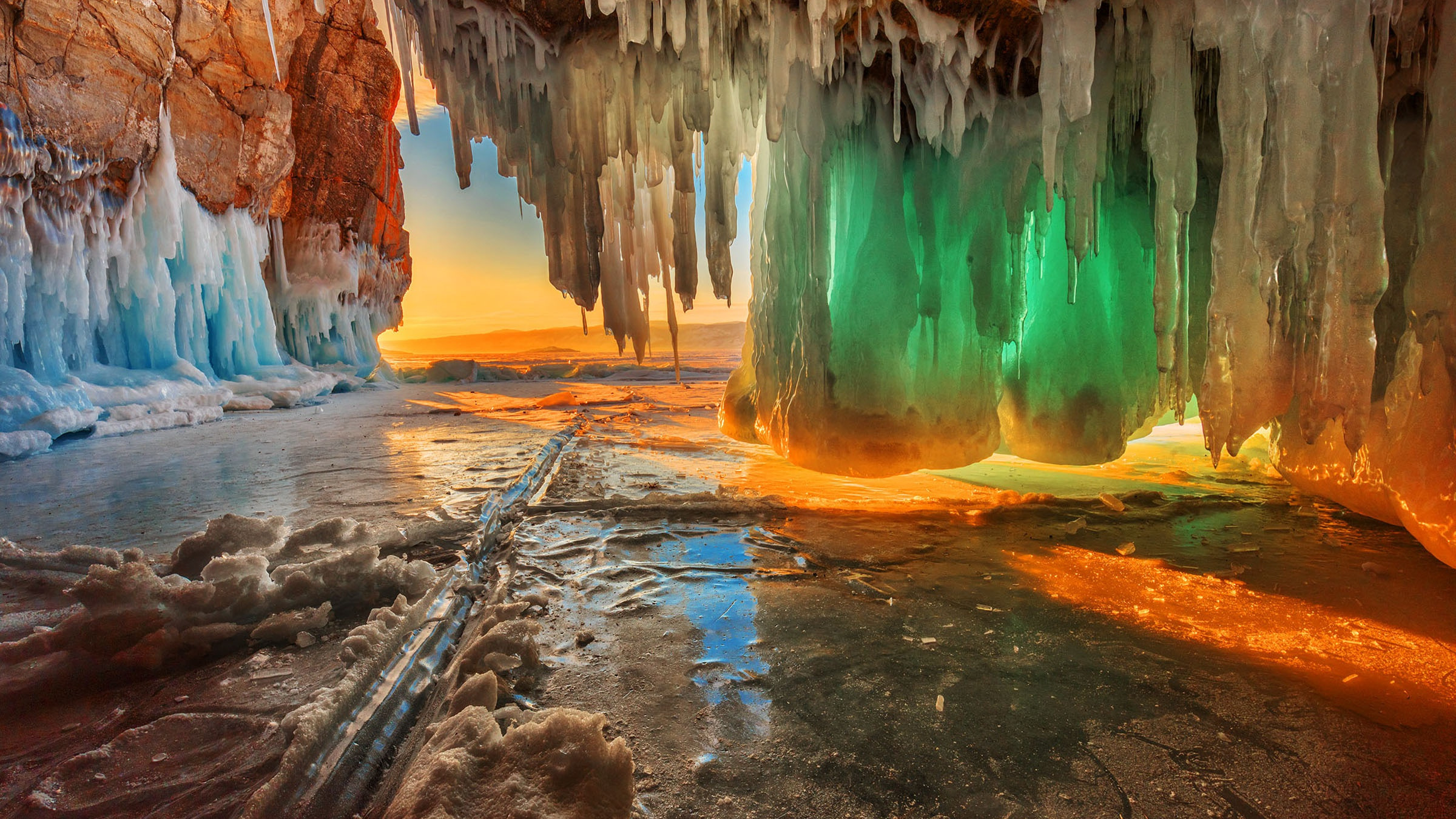 Ледяные пещеры зимнего Байкала
