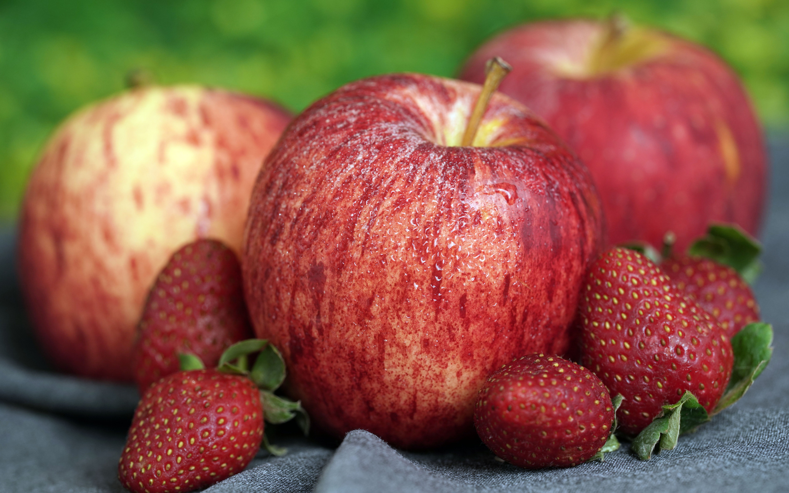 Скачать обои капли, ягоды, яблоки, клубника, раздел еда в разрешении 2560x1...