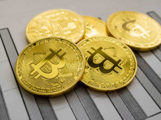 bitcoin-bitkoin-razmytie-monety-chertiozh.jpg