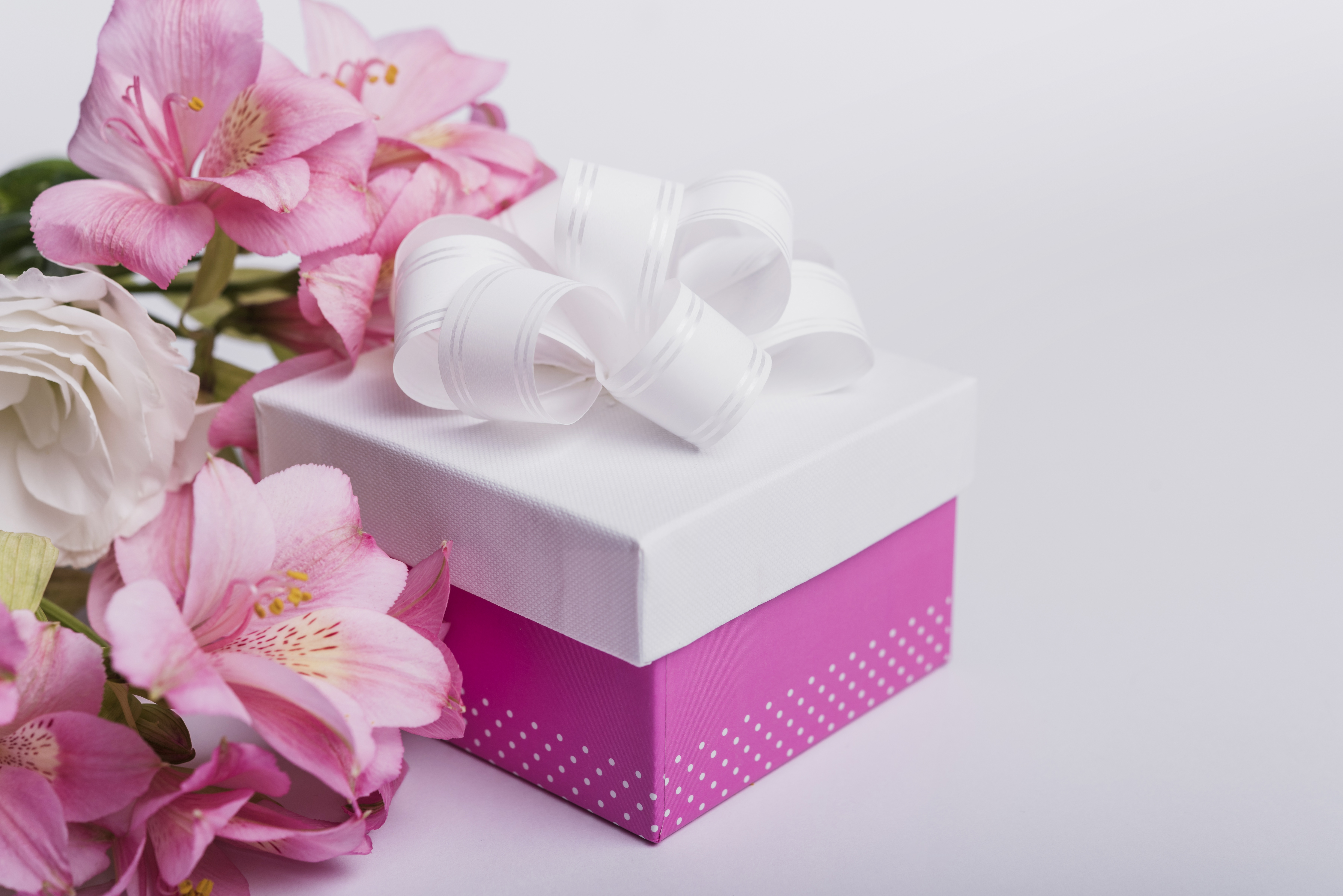 tsvety-podarok-lenta-rozovye-pink-flowers-romantic-gift-li-1.jpg