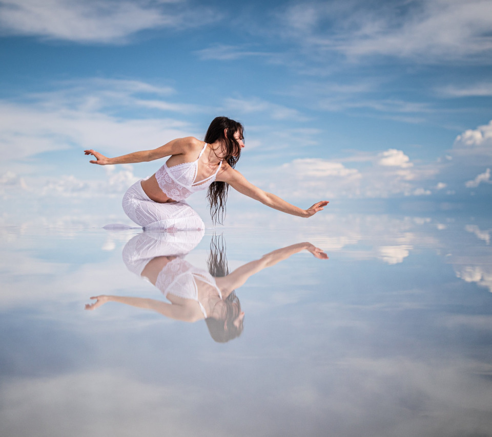 Танцуй руками ногами. Отражение неба в воде и девушка. Внутреннее счастье. Девушка под водой. Счастье изнутри.