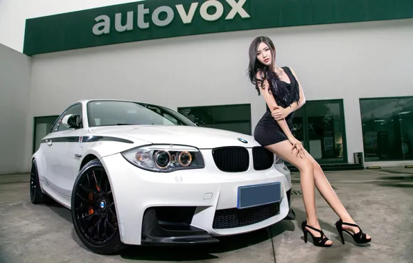 Картинка Девушки, BMW, азиатка, красивая девушка, белый авто, вхгляд, позирует над машиной
