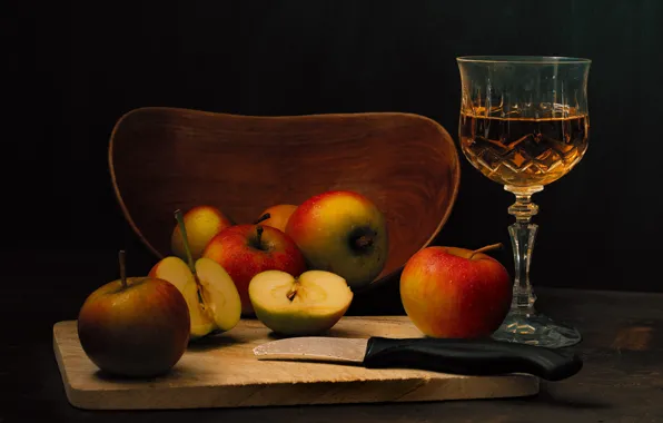 Картинка темный фон, вино, яблоки, бокал, еда, алкоголь, нож, чашка, напиток, фрукты, натюрморт, разделочная доска