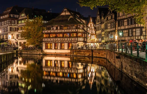 Картинка отражение, Франция, здания, дома, канал, ночной город, набережная, Страсбург, France, Strasbourg, Квартал Маленькая Франция, Petite …