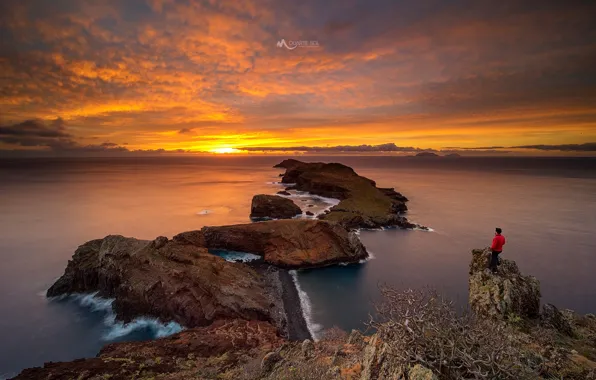 Картинка море, небо, солнце, облака, закат, камни, скалы, побережье, человек, горизонт, Португалия, Мадейра, архипелаг, Madeira
