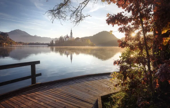 Картинка осень, пейзаж, горы, природа, озеро, холмы, утро, островок, Словения, мосток, Блед