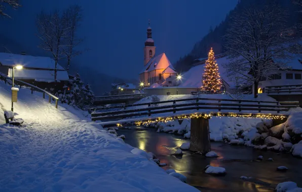 Картинка зима, снег, пейзаж, ночь, мост, природа, река, рождество, Австрия, освещение, фонари, церковь, ёлка, Рамзау, Ramsau, …