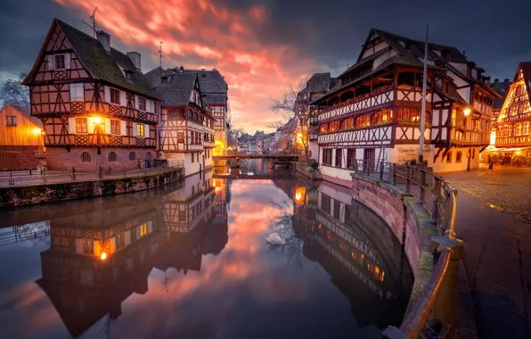 Картинка город, рассвет, улица, Франция, дома, утро, фонари, канал, мостик, Страсбург, Strasbourg