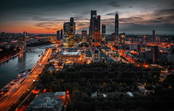 Картинка дорога, город, река, здания, дома, вечер, освещение, Москва, небоскрёбы, мегаполис, Москва-Сити, бизнес-центр