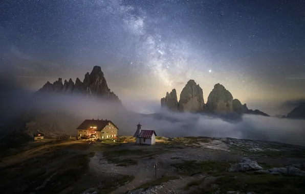 Картинка небо, облака, пейзаж, горы, ночь, природа, туман, дома, звёзды, Доломиты, Roberto Aldrovandi