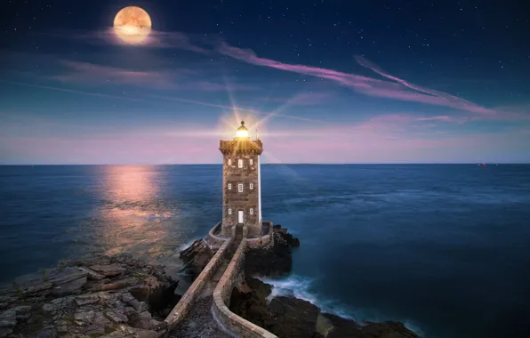 Картинка море, лучи, свет, пейзаж, ночь, камни, скалы, луна, Франция, маяк, звёзды, Бретань