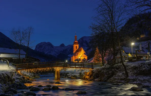 Картинка зима, снег, пейзаж, ночь, мост, город, река, рождество, Австрия, освещение, фонари, церковь, ёлка, декорация, Рамзау, …