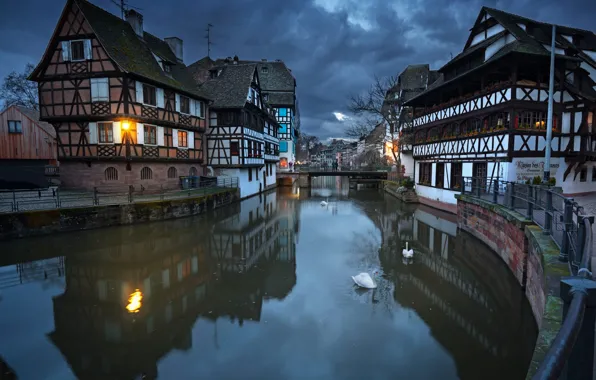 Картинка ночь, город, улица, Франция, дома, канал, лебеди, Страсбург, Strasbourg