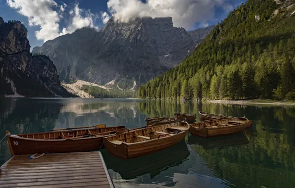 Картинка лес, горы, озеро, пристань, лодки, Италия, Italy, Доломитовые Альпы, Южный Тироль, South Tyrol, Dolomites, Lake …