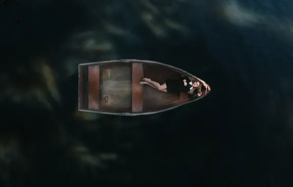 Картинка вода, девушка, одиночество, лодка, черное платье, босые ноги, в плавании