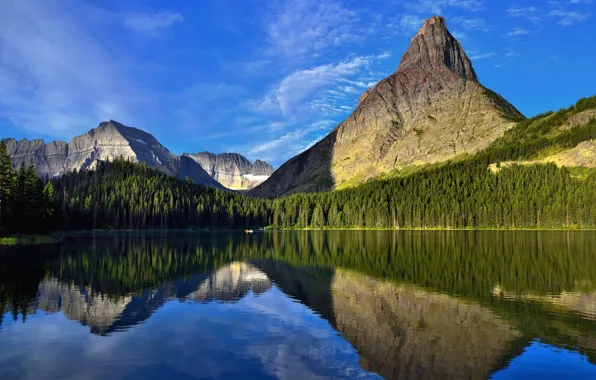 Картинка зелень, лес, небо, вода, солнце, облака, деревья, горы, озеро, отражение, скалы, лодка, Монтана, США, United …